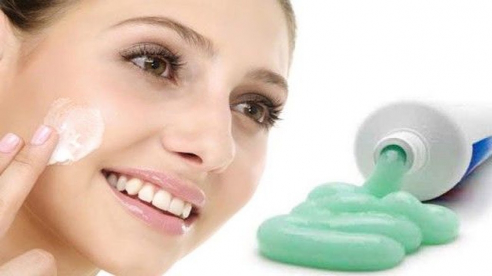 trị tàn nhang bằng kem đánh răng
